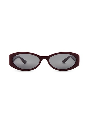 Gucci Hailey Sunglasses in Burgundy & Grey - Burgundy. Size all.