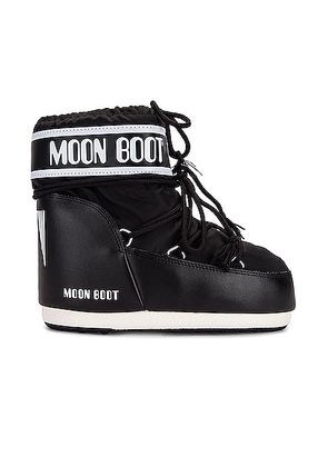 MOON BOOT Icon Classic Low 2 Boot in Black - Black. Size 36-38 (also in 39-41).