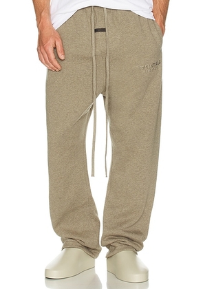 Fear of God ESSENTIALS Relaxed Fleece Sweatpant in Homestead - Grey. Size XL/1X (also in ).