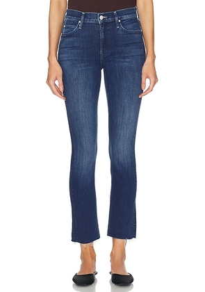 MOTHER The Mid Rise Dazzler Ankle Fray Jeans in Nothing Between Us - Denim-Medium. Size 23 (also in 24, 25, 26, 27, 28, 29, 30, 31, 32, 33).