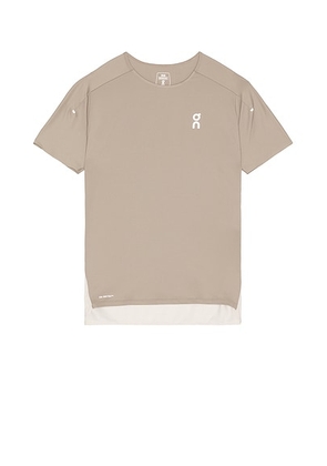 On Performance-T in Cinder & Silver - Grey. Size L (also in ).