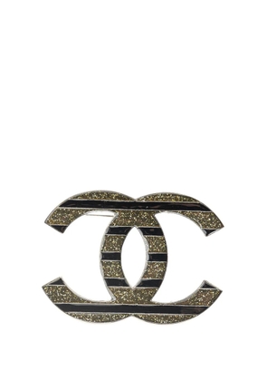 CHANEL Pre-Owned 2010 Enamel and Silver Plated CC Brooch costume brooch - Black