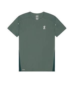 On Performance-T in Olive & Spirulina - Green. Size L (also in M).