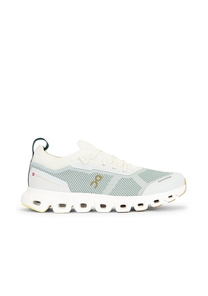 On Cloud 6 Versa Sneaker in Ice & Spirulina - Ivory. Size 10 (also in 5, 5.5, 6, 6.5, 7, 7.5, 8, 8.5, 9, 9.5).
