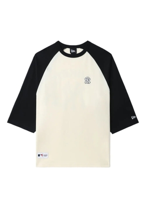 NEW ERA CAP raglan-sleeve logo-print T-shirt - Neutrals