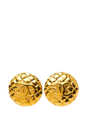 CHANEL Pre-Owned 1970-1980 CC Gold Plated Quilted Round Clip On Earrings costume earrings