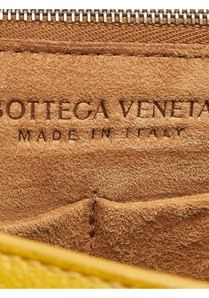 Bottega Veneta Pre-Owned Maxi Intrecciato Arco 33 woven leather tote bag - Yellow
