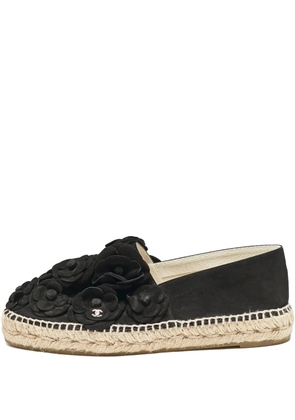 CHANEL Pre-Owned 2024 camelia-appliqué espadrille flats - Black