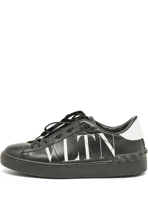 Valentino Garavani Pre-Owned logo-printed leather sneakers - Black