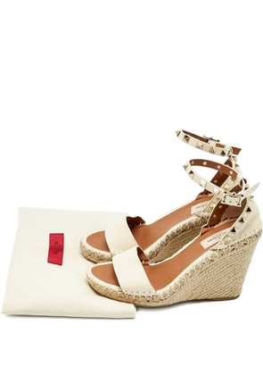 Valentino Garavani Pre-Owned Rockstud leather wedge espadrilles - Neutrals