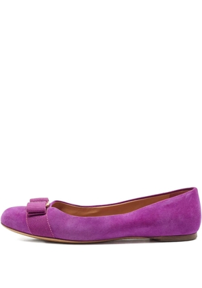 Ferragamo Pre-Owned bow-embellished suede flats - Purple