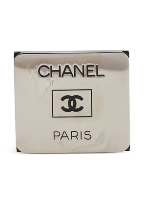 CHANEL Pre-Owned 1997 Palladium Plated Enamel Logo Plate Brooch costume brooch - Black