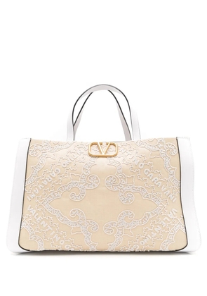Valentino Garavani VLOGO embroidered raffia tote bag - Neutrals