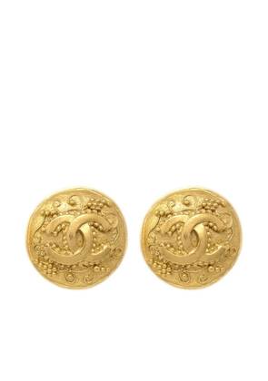 CHANEL Pre-Owned 1996 CC button clip-on earrings - Gold