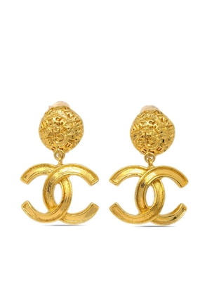 CHANEL Pre-Owned 1995 CC dangle clip-on earrings - Gold