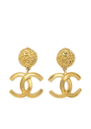 CHANEL Pre-Owned 1995 CC drop clip-on earrings - Gold