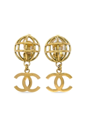 CHANEL Pre-Owned 1994 CC ball clip-on earrings - Gold