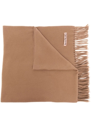 Acne Studios logo-tag frayed-edge scarf - Brown