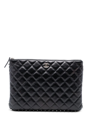 CHANEL Pre-Owned 2019 Medium Quilted Lambskin Pearl O Case clutch bag - Black