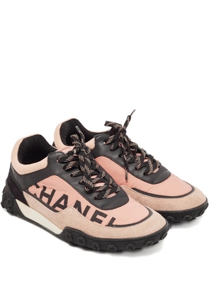 CHANEL Pre-Owned logo-detail lace-up sneakers - Pink