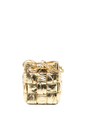 Bottega Veneta Pre-Owned 2012-2025 Small Metallic Crushed Nappa Maxi Intrecciato Cassette bucket bag - Gold