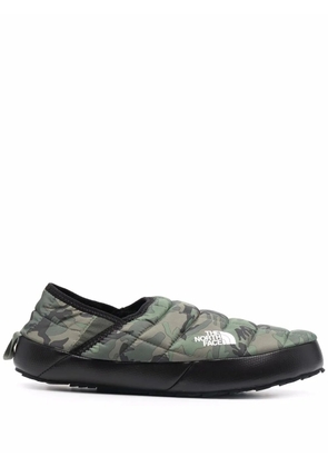 The North Face camouflage-print padded slippers - Green