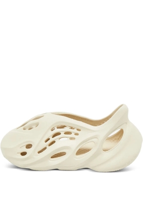 adidas Yeezy RNNR cut-out shoes - Neutrals