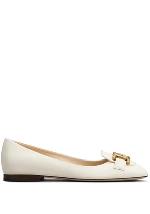 Tod's logo-plaque ballerina shoes - White