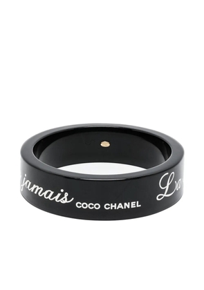 CHANEL Pre-Owned 2007s slogan-print bangle bracelet - Black
