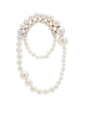 Sophie Bille Brahe 14kt yellow gold Embrasse pearl single earring - White