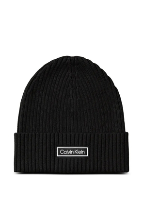 Calvin Klein logo-patch ribbed beanie - Black