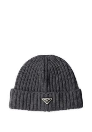 Prada logo-plaque beanie hat - Grey