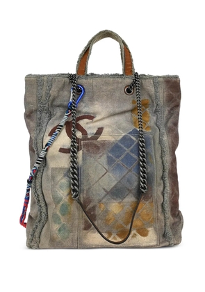 CHANEL Pre-Owned 2014 Bricolage Graffiti frayed tote bag - Grey