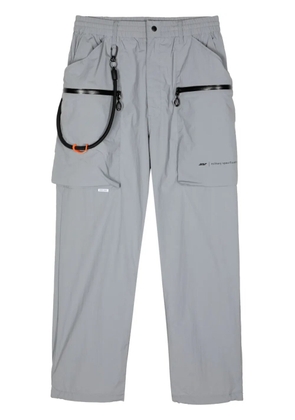 izzue logo-patch straight-leg trousers - Grey