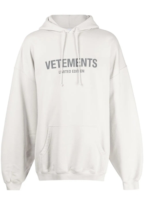 VETEMENTS logo-print drawstring hoodie - Grey