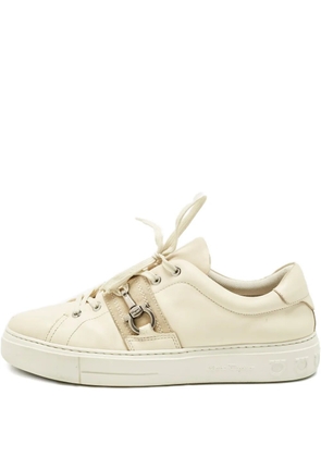 Ferragamo Pre-Owned Sultan suede-panel sneakers - Neutrals