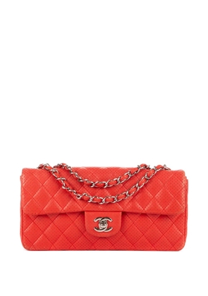 CHANEL Pre-Owned quilted perforated bag - Red