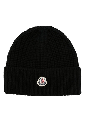 Moncler logo-patch knitted beanie - Black