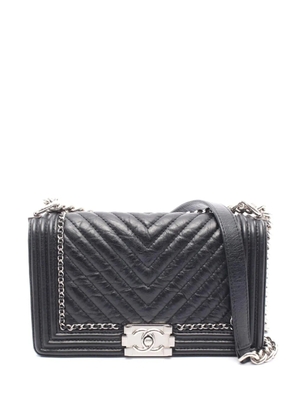 CHANEL Pre-Owned 2017-2018 Old Medium Chevron Aged Calfskin Jacket Boy Flap crossbody bag - Black