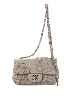 CHANEL Pre-Owned floral-appliqued crossbody bag - Grey