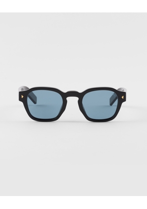 Sunglasses with iconic metal plaque