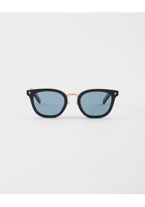 Sunglasses with the iconic metal plaque