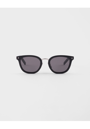 Sunglasses with the iconic metal plaque