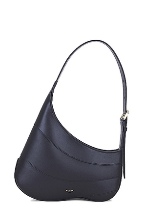 ALAÃA Djinn Zipped Hobo Bag in Noir - Black. Size all.