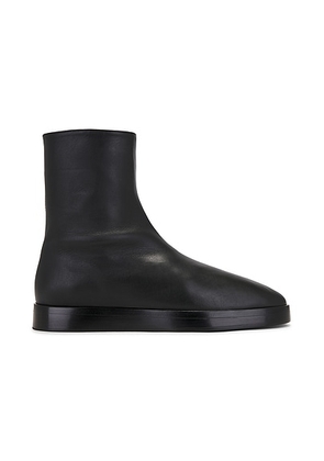 Fear of God Mule Hi L in Black - Black. Size 39 (also in ).