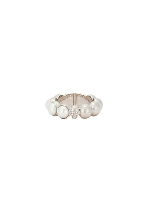McQueen Skull & Pearl Ring in Silver - Metallic Silver. Size 19 (also in 21).