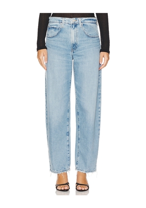 FRAME Low Slung Barrel Jeans in Denim-Light. Size 29. Also in 34.