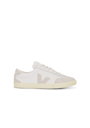 Veja Volley in White. Size 42. Also in 43, 44.