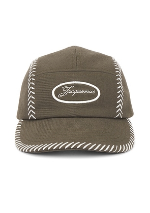 JACQUEMUS La Casquette Casco in Dark Khaki - Green. Size 56 (also in 58, 60, 62).