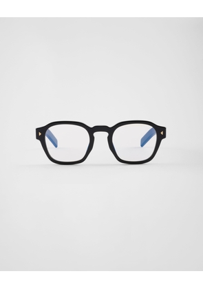 Sunglasses with the iconic metal plaque